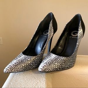 Black & White Snake Skin Print Pumps - SZ 6